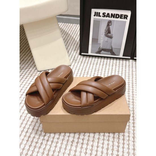 Inuikii Slippers Collection
Women 35-40
