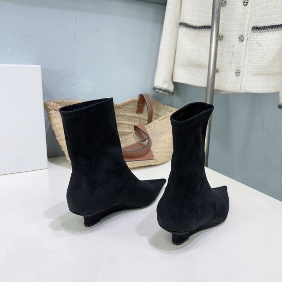 Toteme Shoes Collection
Women 35-40