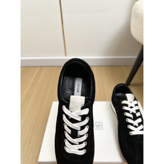 Toteme Shoes Collection
Women 35-40