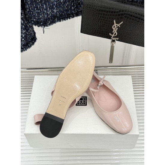 Toteme Shoes Collection
Women 35-40