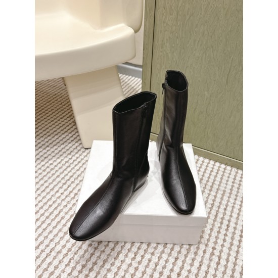 Toteme Shoes Collection
Women 35-40