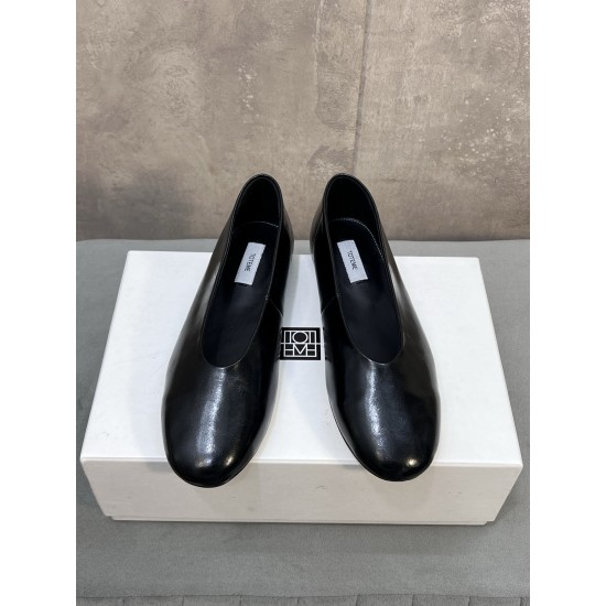 Toteme Shoes Collection
Women 35-40