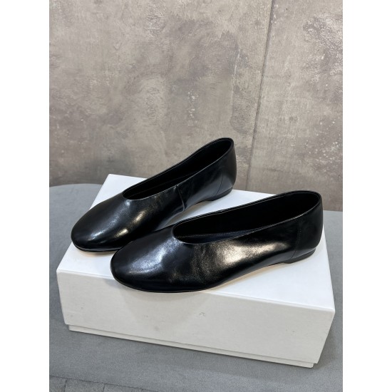 Toteme Shoes Collection
Women 35-40