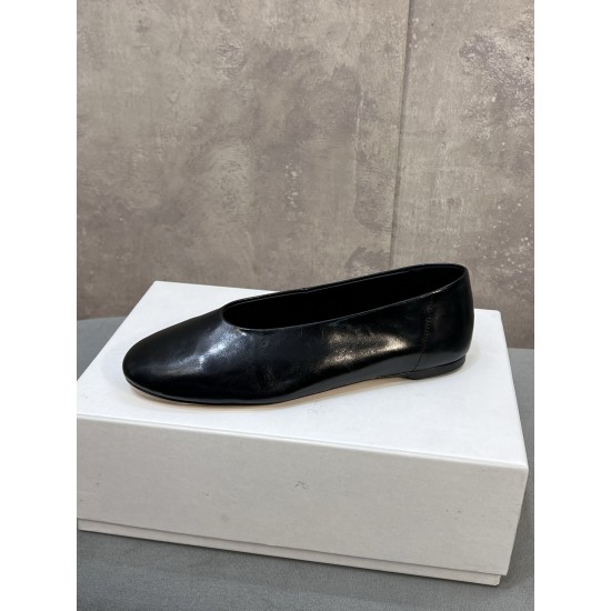 Toteme Shoes Collection
Women 35-40