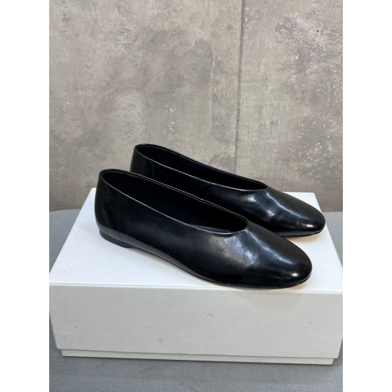 Toteme Shoes Collection
Women 35-40