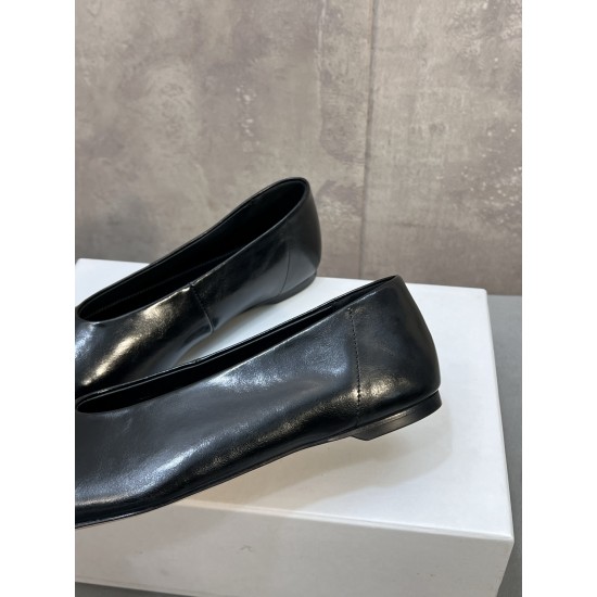 Toteme Shoes Collection
Women 35-40