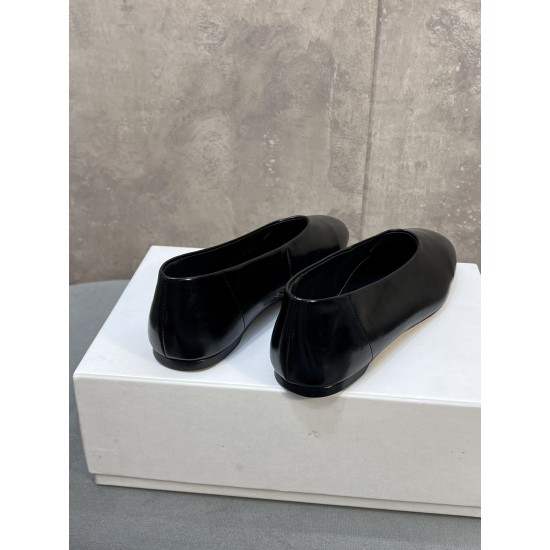Toteme Shoes Collection
Women 35-40