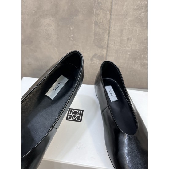 Toteme Shoes Collection
Women 35-40