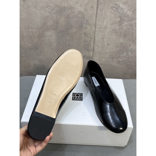 Toteme Shoes Collection
Women 35-40