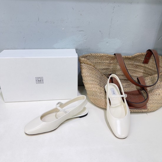Toteme Shoes Collection
Women 35-40