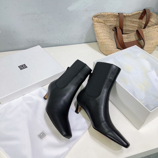 Toteme Shoes Collection
Women 35-40