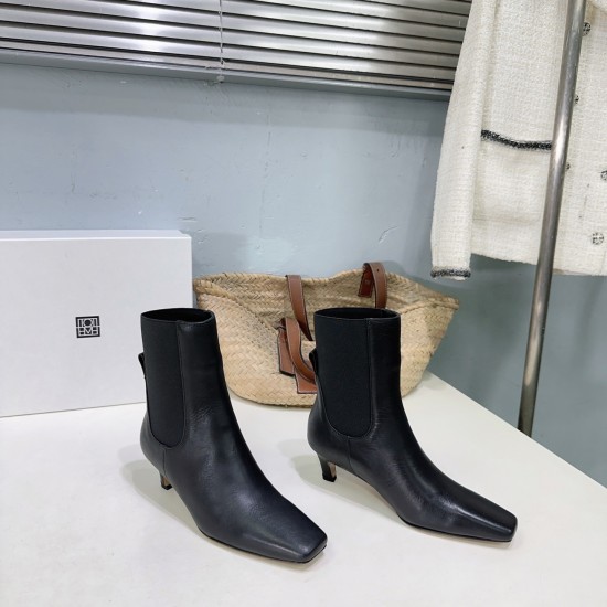 Toteme Shoes Collection
Women 35-40