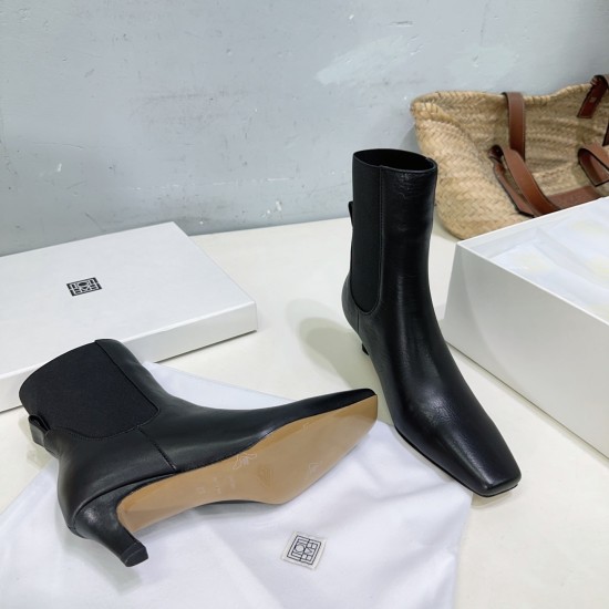 Toteme Shoes Collection
Women 35-40