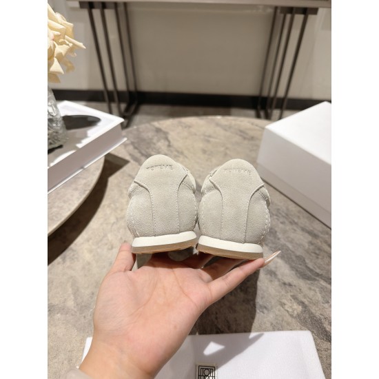 Toteme Shoes Collection
Women 35-40