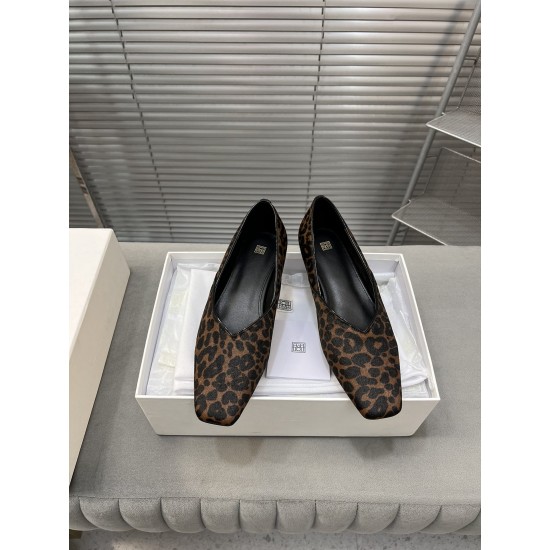 Toteme Shoes Collection
Women 35-40