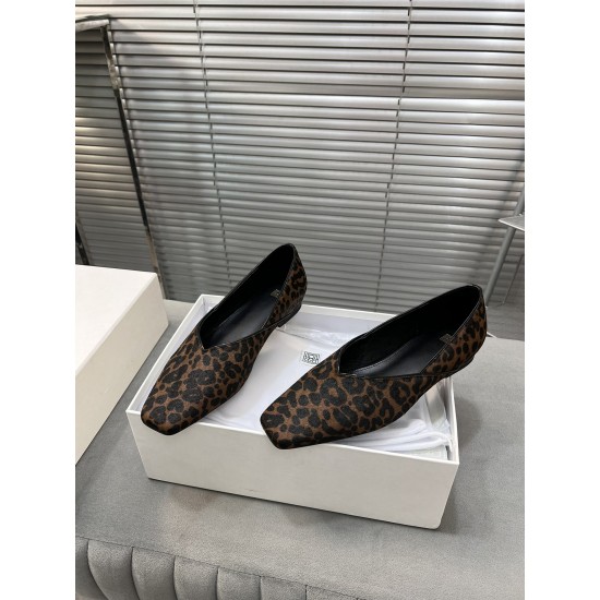Toteme Shoes Collection
Women 35-40