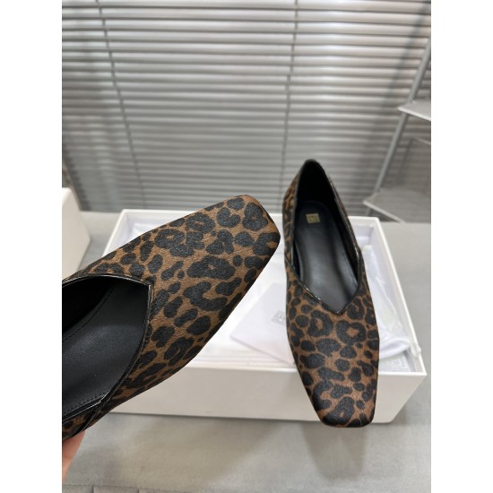 Toteme Shoes Collection
Women 35-40