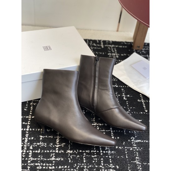 Toteme Shoes Collection
Women 35-40