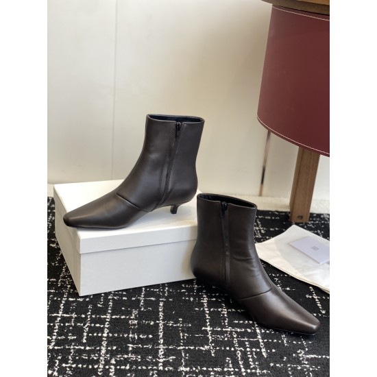 Toteme Shoes Collection
Women 35-40