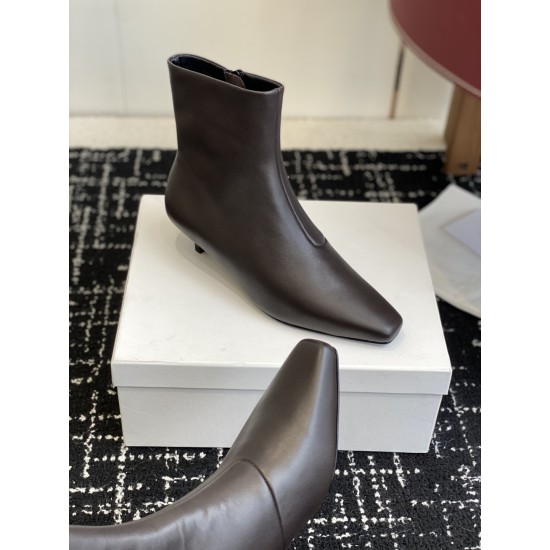 Toteme Shoes Collection
Women 35-40
