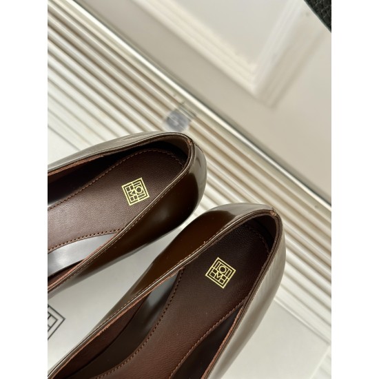 Toteme Shoes Collection
Women 35-40