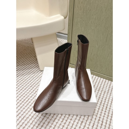 Toteme Shoes Collection
Women 35-40