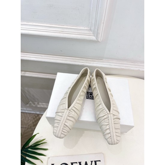 Toteme Shoes Collection
Women 35-40