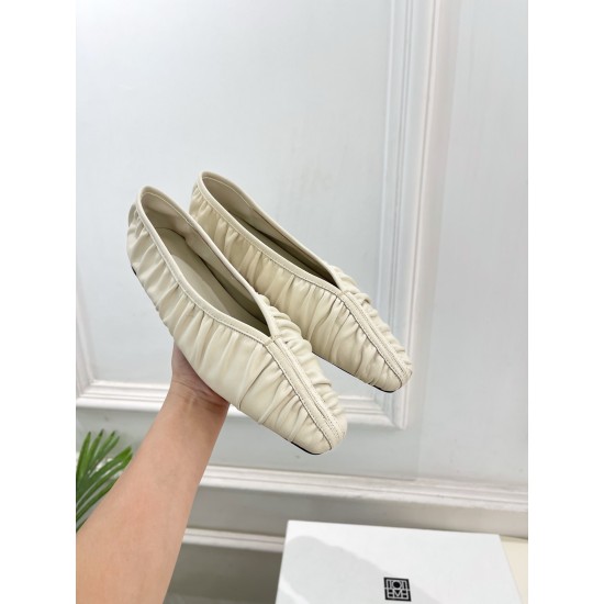 Toteme Shoes Collection
Women 35-40