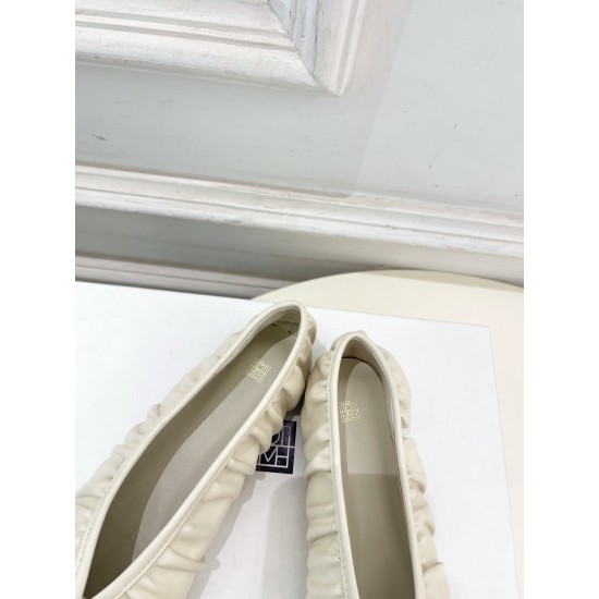 Toteme Shoes Collection
Women 35-40