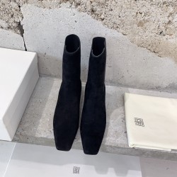 Toteme Shoes Collection
Women 35-40