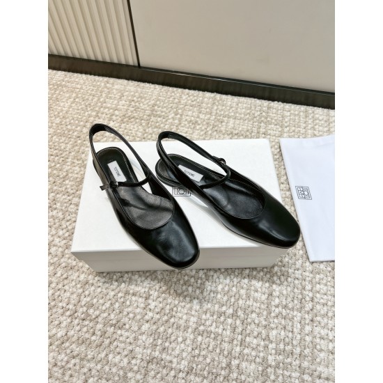 Toteme Shoes Collection
Women 35-40