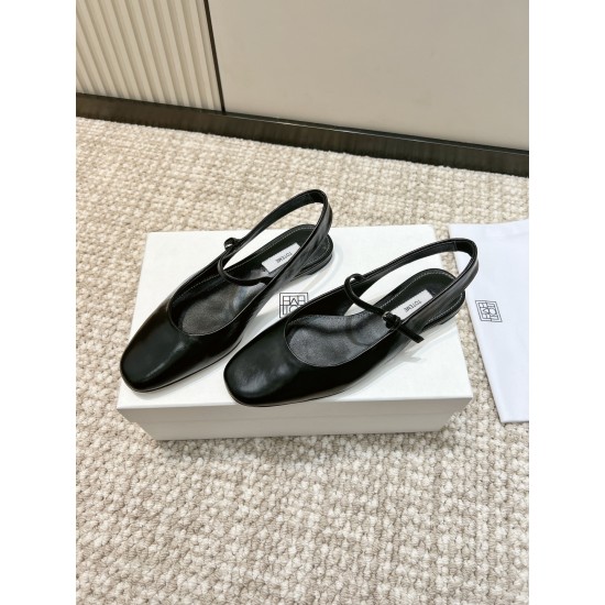 Toteme Shoes Collection
Women 35-40