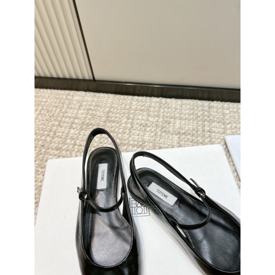Toteme Shoes Collection
Women 35-40