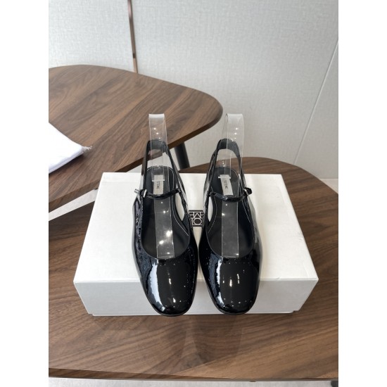 Toteme Shoes Collection
Women 35-40