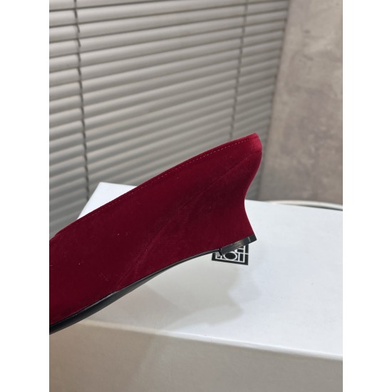 Toteme Shoes Collection
Women 35-40