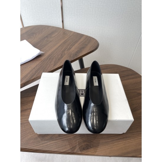Toteme Shoes Collection
Women 35-40