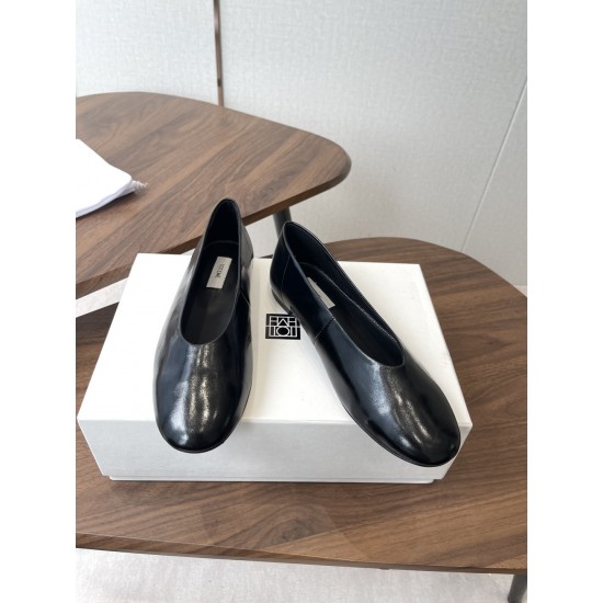 Toteme Shoes Collection
Women 35-40