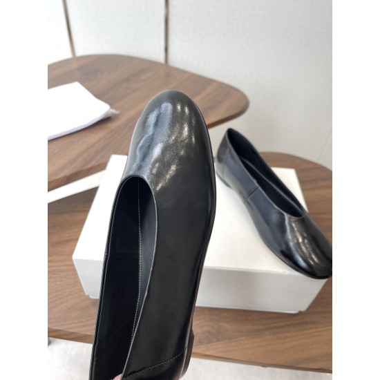 Toteme Shoes Collection
Women 35-40
