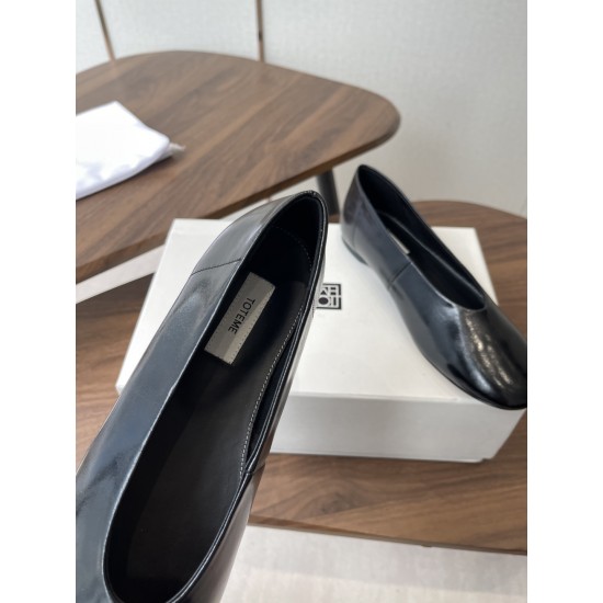 Toteme Shoes Collection
Women 35-40