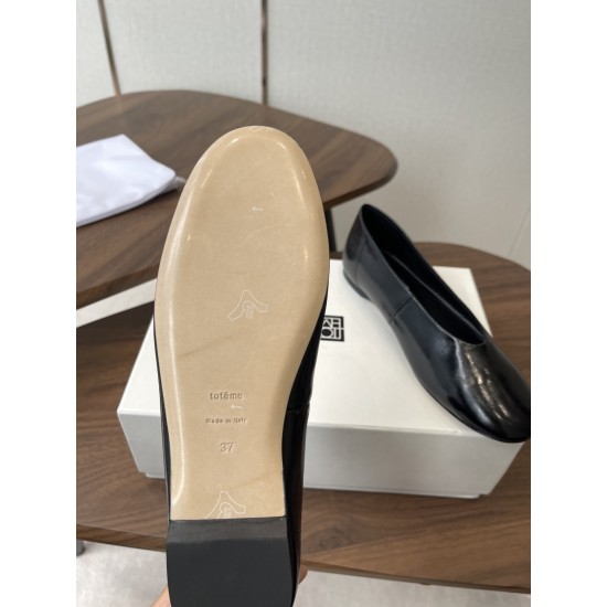 Toteme Shoes Collection
Women 35-40