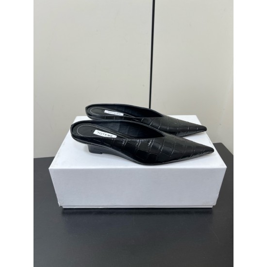 Toteme Shoes Collection
Women 35-40