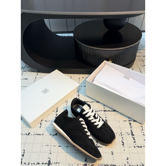 Toteme Shoes Collection
Women 35-40