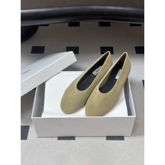 Toteme Shoes Collection
Women 35-40