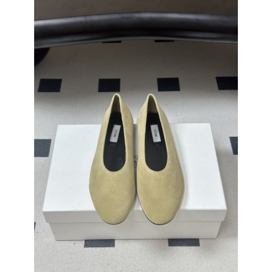 Toteme Shoes Collection
Women 35-40