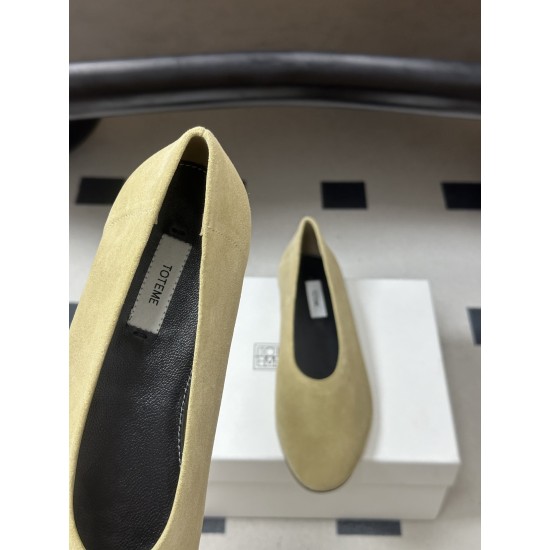 Toteme Shoes Collection
Women 35-40