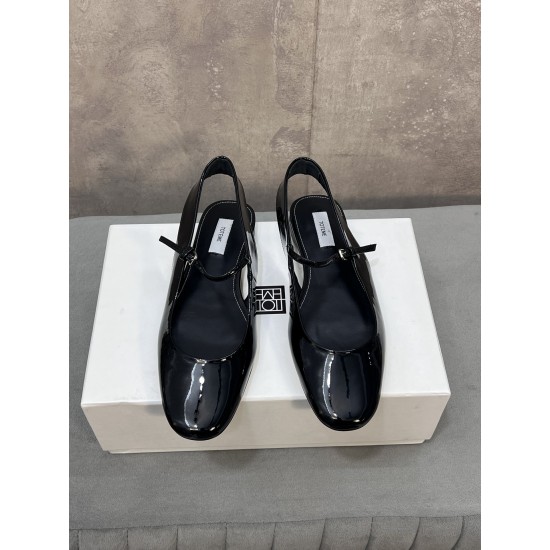 Toteme Shoes Collection
Women 35-40