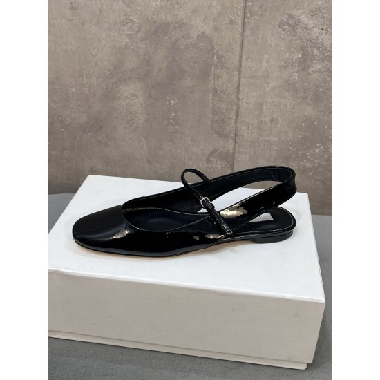 Toteme Shoes Collection
Women 35-40