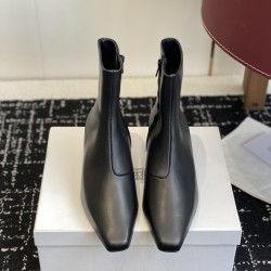 Toteme Shoes Collection
Women 35-40