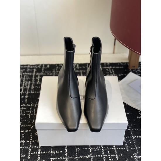 Toteme Shoes Collection
Women 35-40