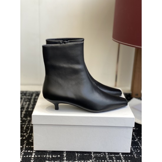 Toteme Shoes Collection
Women 35-40